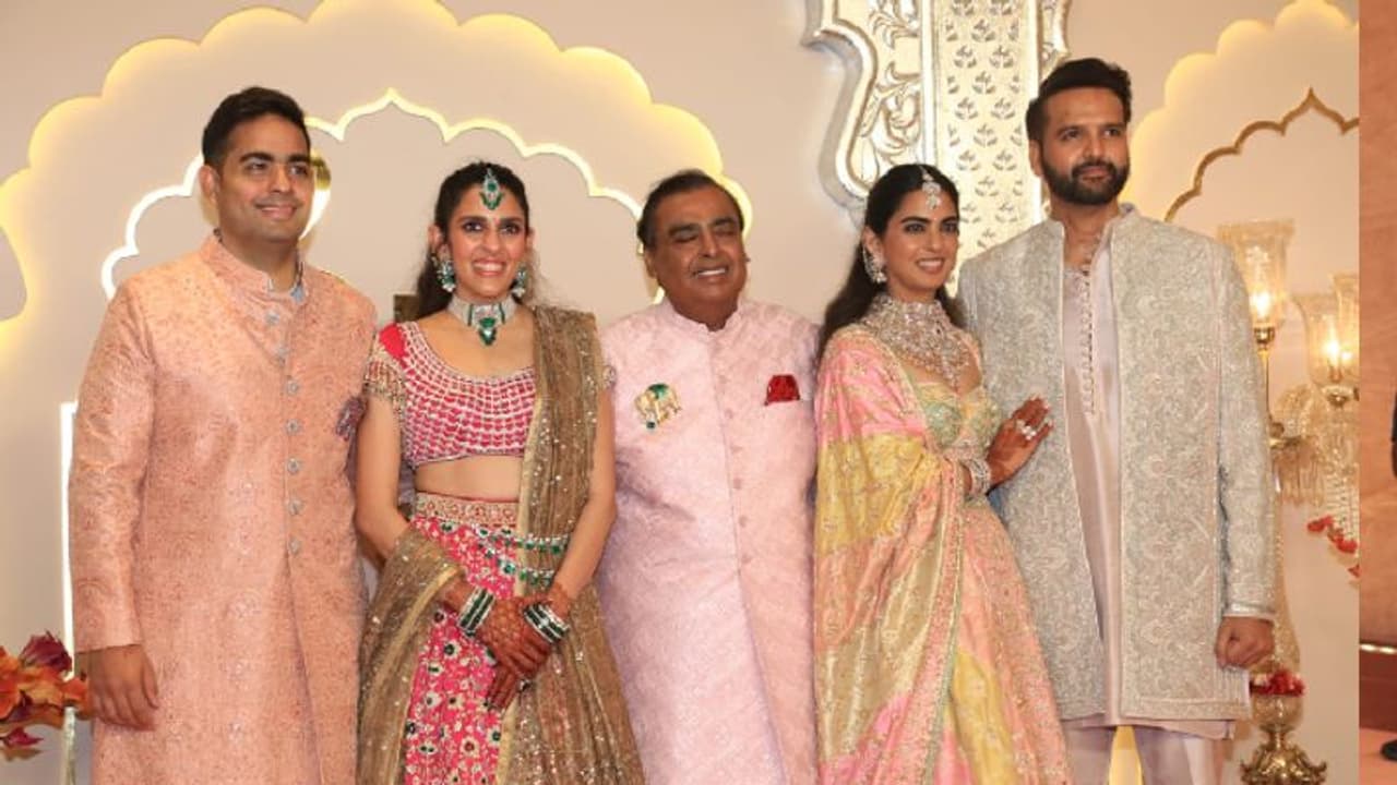 अंबानी फैमिली के चेहरे में दिखी शादी की खुशी
