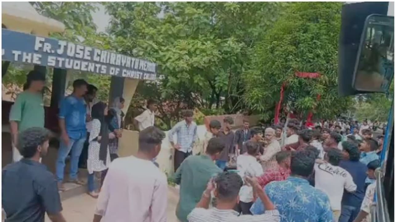 തുറിച്ച് നോക്കിയെന്ന നിസാരകാര്യം; ക്രൈസ്റ്റ് കോളേജിൽ തല്ലുമാല, 9 വിദ്യാർത്ഥികൾക്ക് സസ്പെൻഷൻ