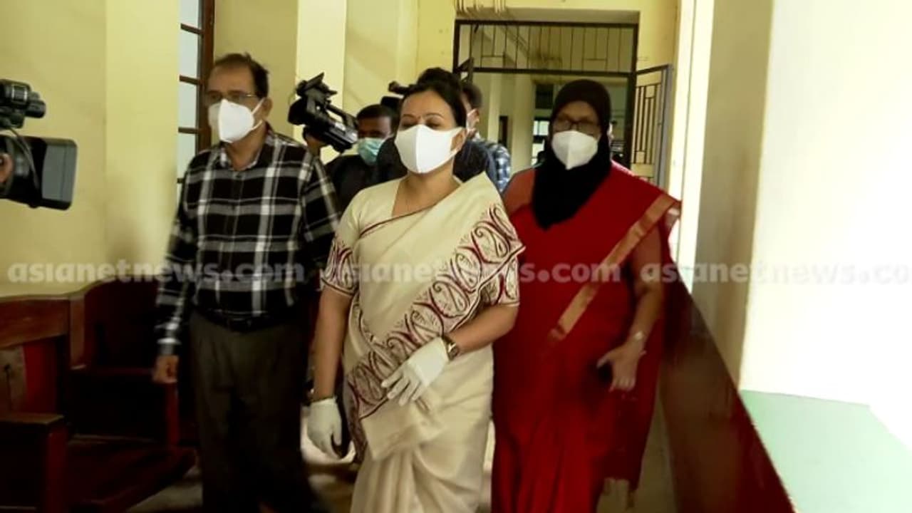 സംസ്ഥാനത്ത് 11 പനി മരണം കൂടി; 173 പേര്ക്ക് ഡങ്കിപ്പനി, നാല് പേര്ക്ക് കോളറ; സ്ഥിതി വിലയിരുത്തി ആരോഗ്യ മന്ത്രി സംസ്ഥാനത്ത് 11 പനി മരണം കൂടി; 173 പേര്ക്ക് ഡങ്കിപ്പനി, നാല് പേര്ക്ക് കോളറ; സ്ഥിതി വിലയിരുത്തി ആരോഗ്യ മന്ത്രി