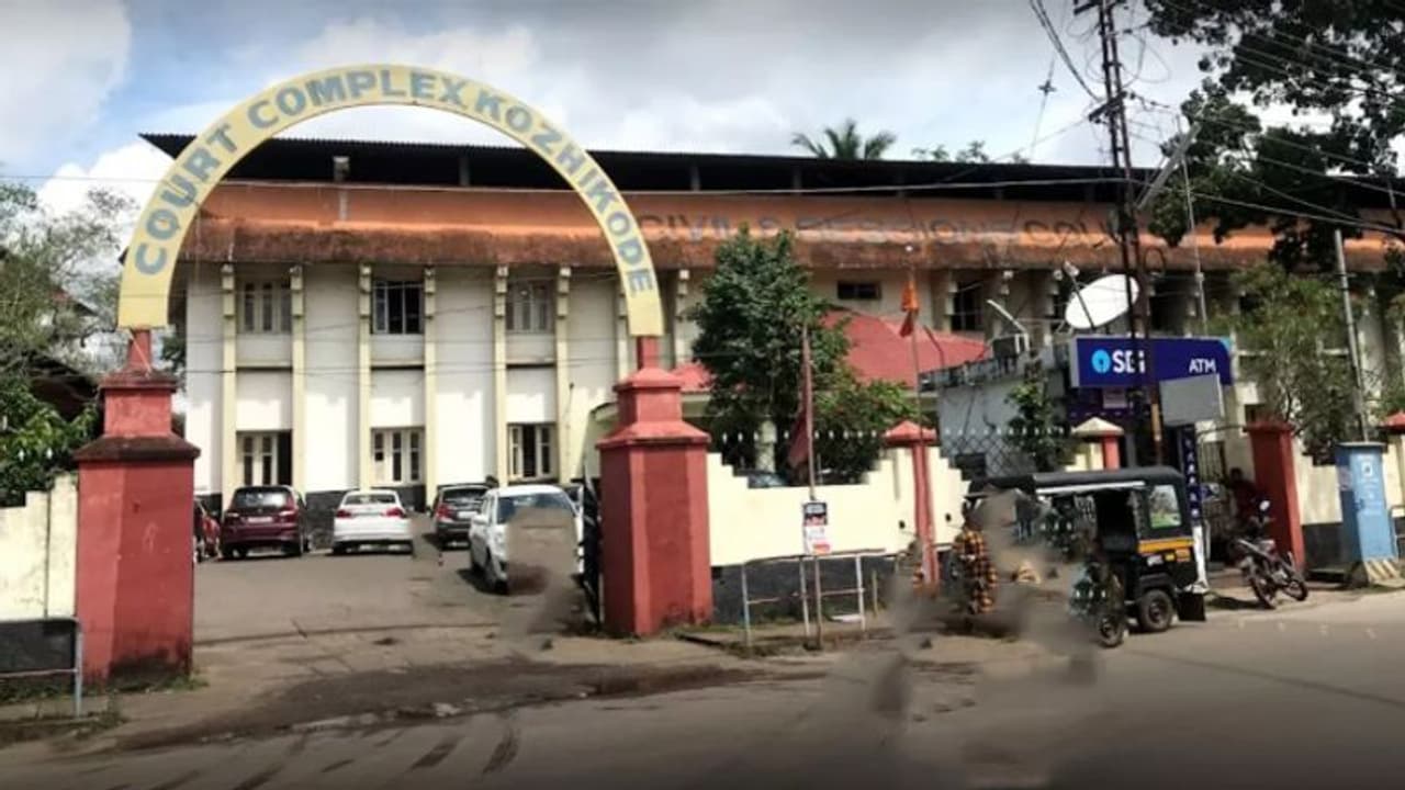 ജഡ്ജി നോക്കിൽ നിൽക്കെ ഭർത്താവിന്റെ കഴുത്തിന് പിടിച്ച് യുവതി, കോഴിക്കോട് കോടതിമുറിയില് നാടകീയ സംഭവം ജഡ്ജി നോക്കിൽ നിൽക്കെ ഭർത്താവിന്റെ കഴുത്തിന് പിടിച്ച് യുവതി, കോഴിക്കോട് കോടതിമുറിയില് നാടകീയ സംഭവം