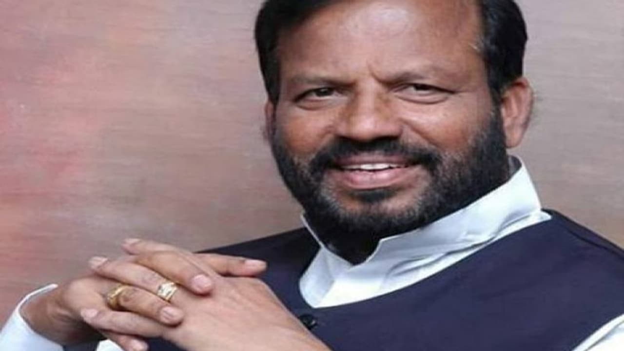 ಡಿ.ದೇವರಾಜ ಅರಸು ಟ್ರಕ್ ಟರ್ಮಿನಲ್ ನಿಗಮ ಹಗರಣ: ಬಿಜೆಪಿ ಮಾಜಿ ಶಾಸಕ ವೀರಯ್ಯ ಬಂಧನ ಡಿ.ದೇವರಾಜ ಅರಸು ಟ್ರಕ್ ಟರ್ಮಿನಲ್ ನಿಗಮ ಹಗರಣ: ಬಿಜೆಪಿ ಮಾಜಿ ಶಾಸಕ ವೀರಯ್ಯ ಬಂಧನ