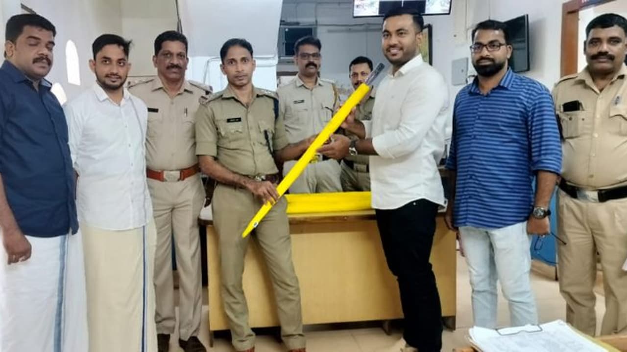 പൊലീസിനെ ആക്രമിച്ച കേസുകളില്‍ പ്രതിയായവരില്‍ നിന്ന് കുട സമ്മാനമായി സ്വീകരിച്ചതായി പരാതി; എസ്ഐക്ക് സ്ഥലം മാറ്റം
