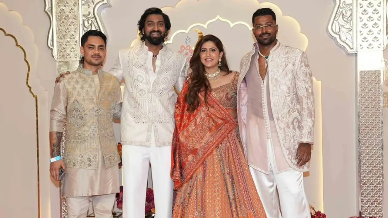 அம்பானி வீட்டு திருமணத்திற்கு மனைவி நடாசா இல்லாமல் தன்னந்தனியாக நண்பனோடு வந்த ஹர்திக் பாண்டியா!