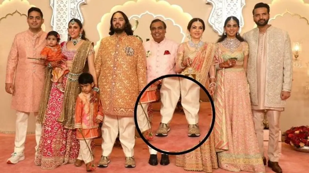 ಗ್ರ್ಯಾಂಡ್ ಶೇರ್ವಾನಿಗೆ ಸ್ಪೋರ್ಟ್ಸ್ ಶೂ ಧರಿಸಿ ಬಂದ ಅನಂತ್ ಅಂಬಾನಿ; ಡಿಸೈನರ್ ಟೀ ಕುಡಿಯೋಕೆ ಹೋಗಿದ್ನಾ ಎಂದ ನೆಟ್ಟಿಗರು