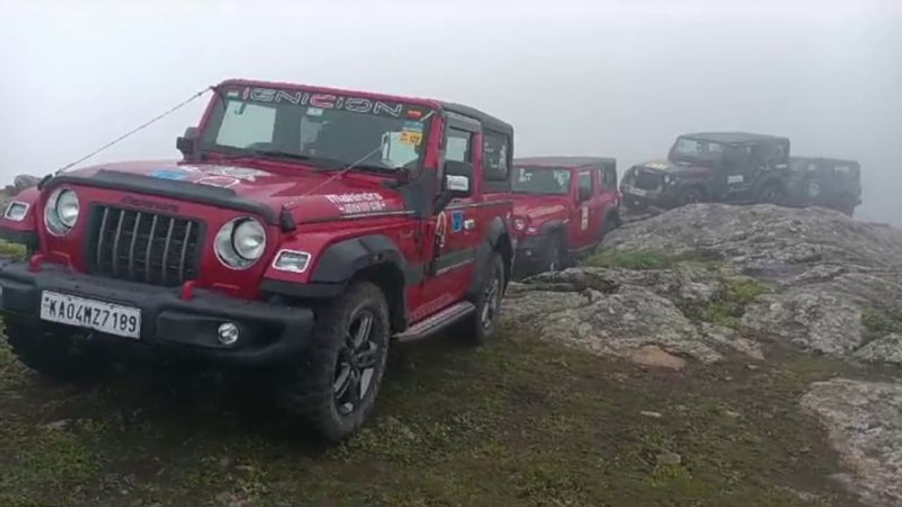 ഒന്നല്ല, രണ്ടല്ല, കുടുങ്ങിയത് 27 വാഹനങ്ങൾ; ഓഫ് റോഡ് ട്രക്കിങിന് പോയ വാഹനങ്ങള് മലയ്ക്ക് മുകളില് കുടുങ്ങി ഒന്നല്ല, രണ്ടല്ല, കുടുങ്ങിയത് 27 വാഹനങ്ങൾ; ഓഫ് റോഡ് ട്രക്കിങിന് പോയ വാഹനങ്ങള് മലയ്ക്ക് മുകളില് കുടുങ്ങി