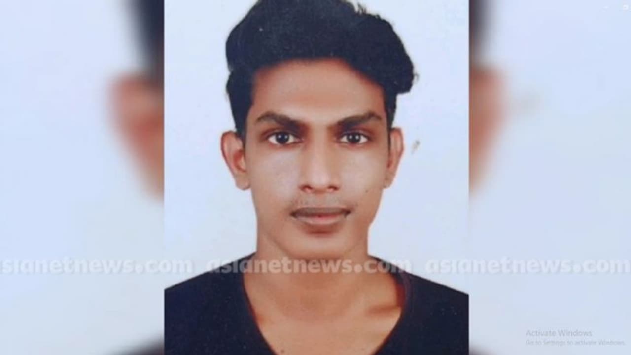 സുഹൃത്തുക്കൾക്ക് സന്ദേശം അയച്ച് കരുവന്നൂര് പുഴയിൽ ചാടി; മൂന്ന് ദിവസത്തെ തിരച്ചിലിനൊടുവിൽ മൃതദേഹം കണ്ടെത്തി സുഹൃത്തുക്കൾക്ക് സന്ദേശം അയച്ച് കരുവന്നൂര് പുഴയിൽ ചാടി; മൂന്ന് ദിവസത്തെ തിരച്ചിലിനൊടുവിൽ മൃതദേഹം കണ്ടെത്തി