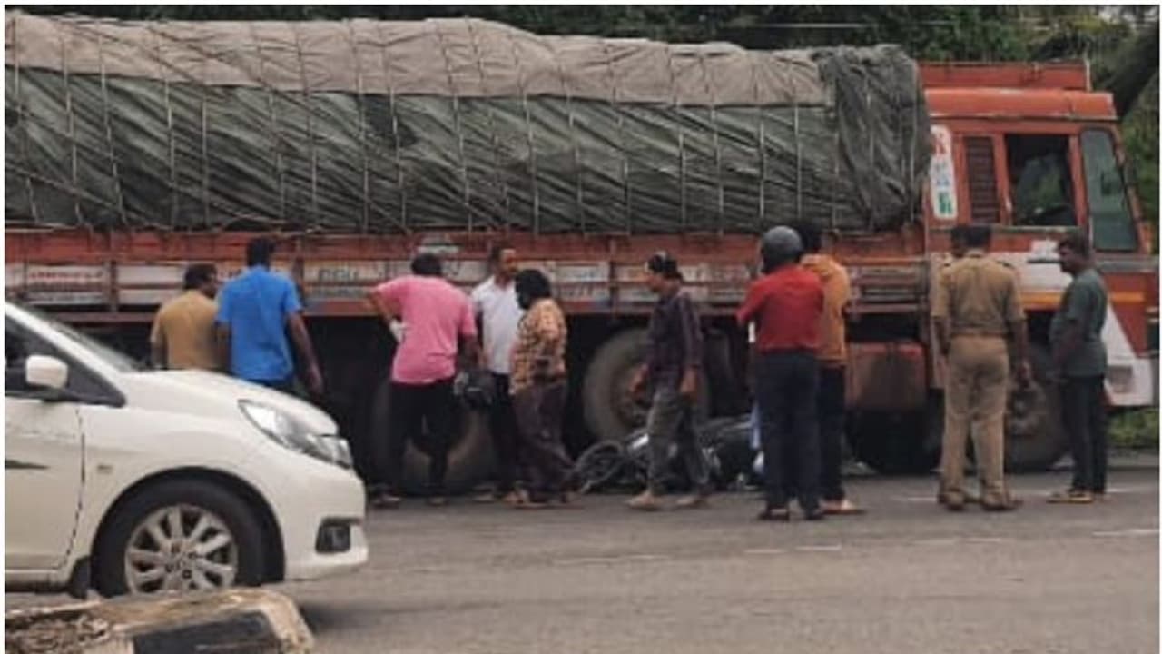 കോവളം വാഴമുട്ടത്ത് സ്കൂട്ടർ ലോറിക്കടിയിലേക്ക് പാഞ്ഞുകയറി; യാത്രക്കാരിയ്ക്ക് ദാരുണാന്ത്യം, ആളെ തിരിച്ചറിഞ്ഞില്ല