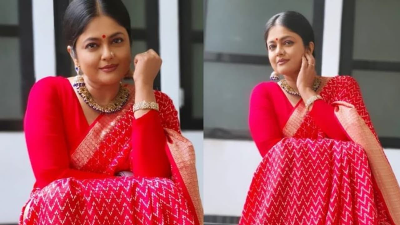 സോ ബ്യൂട്ടിഫുൾ, സോ എല​ഗൻ്റ്..; സാരിയിൽ കോൺഫിഡന്റ് ലുക്കിൽ മഞ്ജു പിള്ള 