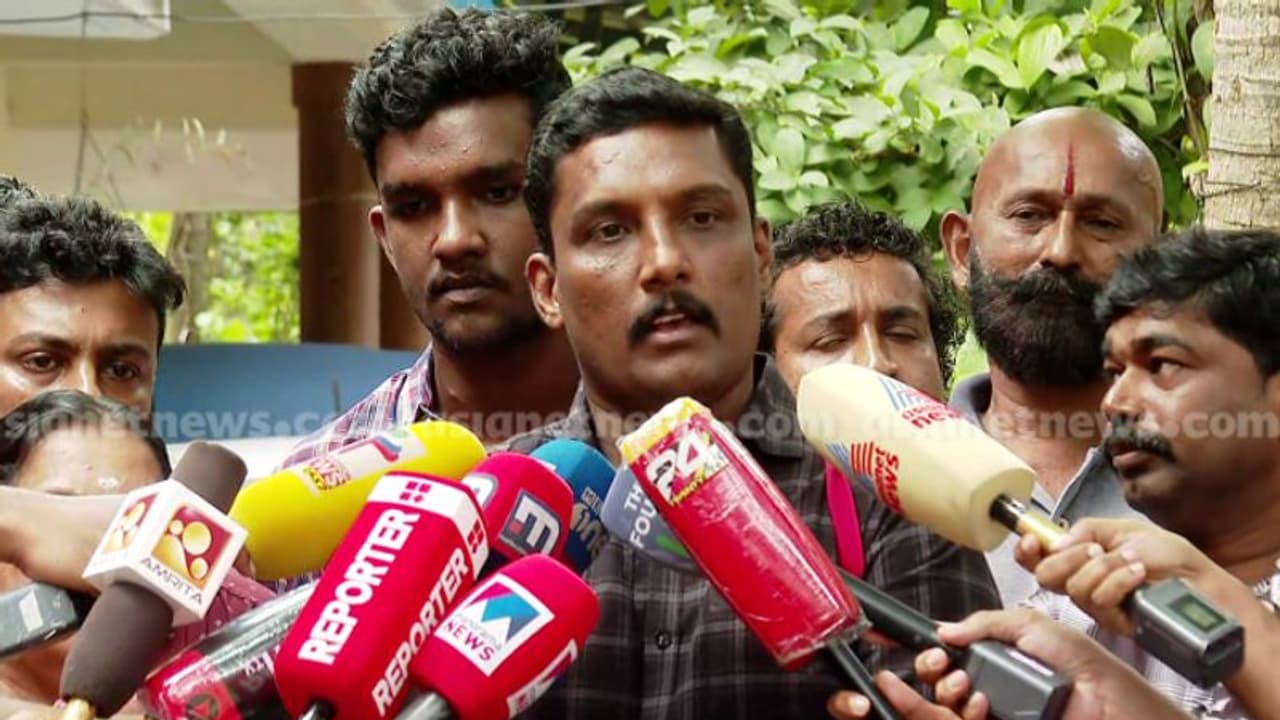 പണം ആര്ക്ക് എപ്പോൾ എവിടെ വച്ച് കൊടുത്തെന്ന് വ്യക്തമാക്കണം; പരാതിക്കാരനെതിരെ അമ്മക്കൊപ്പം സമരത്തിന് പ്രമോദ് പണം ആര്ക്ക് എപ്പോൾ എവിടെ വച്ച് കൊടുത്തെന്ന് വ്യക്തമാക്കണം; പരാതിക്കാരനെതിരെ അമ്മക്കൊപ്പം സമരത്തിന് പ്രമോദ്