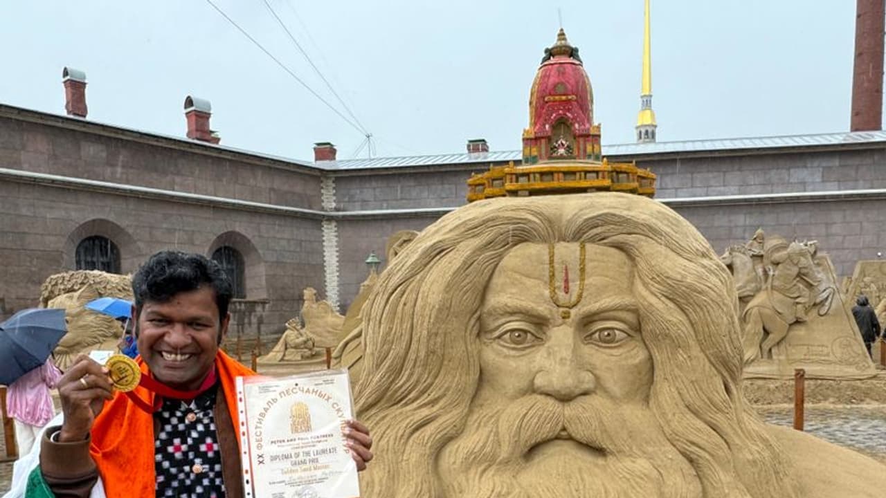 தங்க பதக்கம், கோல்டன் சாண்ட் மாஸ்டர் விருது வென்று நாட்டிற்கு பெருமை சேர்த்த சுதர்சன் பட்நாயக்!