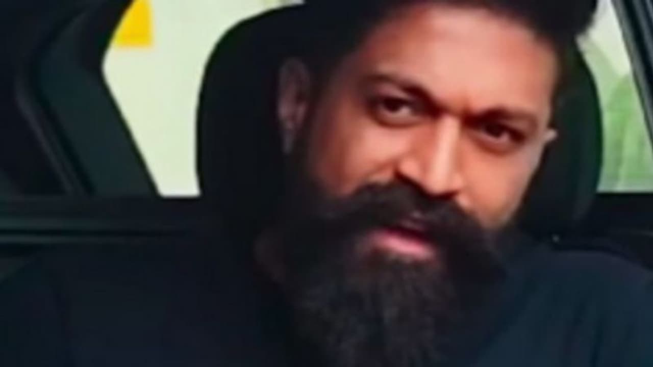 സ്റ്റൈലൻ ലുക്കില് നടൻ യാഷ്, വീഡിയോ പ്രചരിക്കുന്നു സ്റ്റൈലൻ ലുക്കില് നടൻ യാഷ്, വീഡിയോ പ്രചരിക്കുന്നു