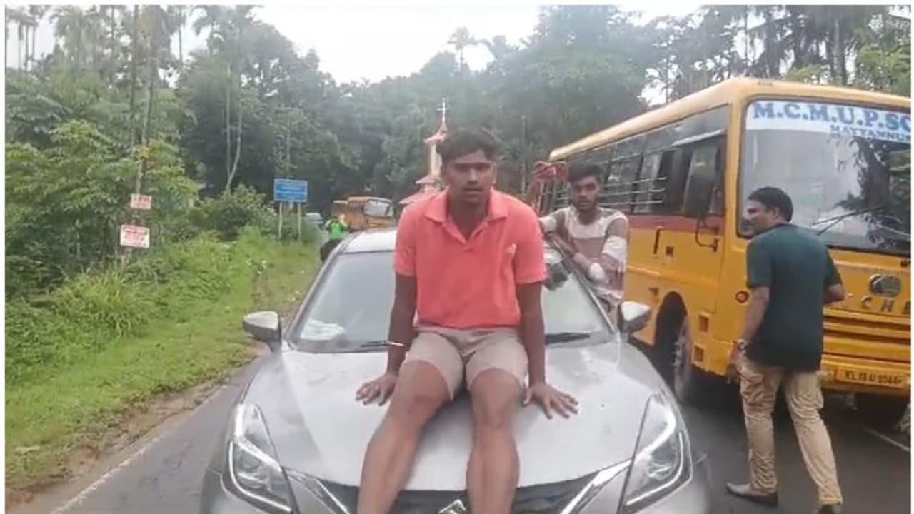 ബോണറ്റിലിരുന്ന് വിസിലൂതി വന്നു! കയറി ഇരിയെടായെന്ന് നാട്ടുകാർ, 'തെരിയാമേ പണ്ണിട്ടെ' യെന്ന് യുവാക്കൾ, പിടിവീണു