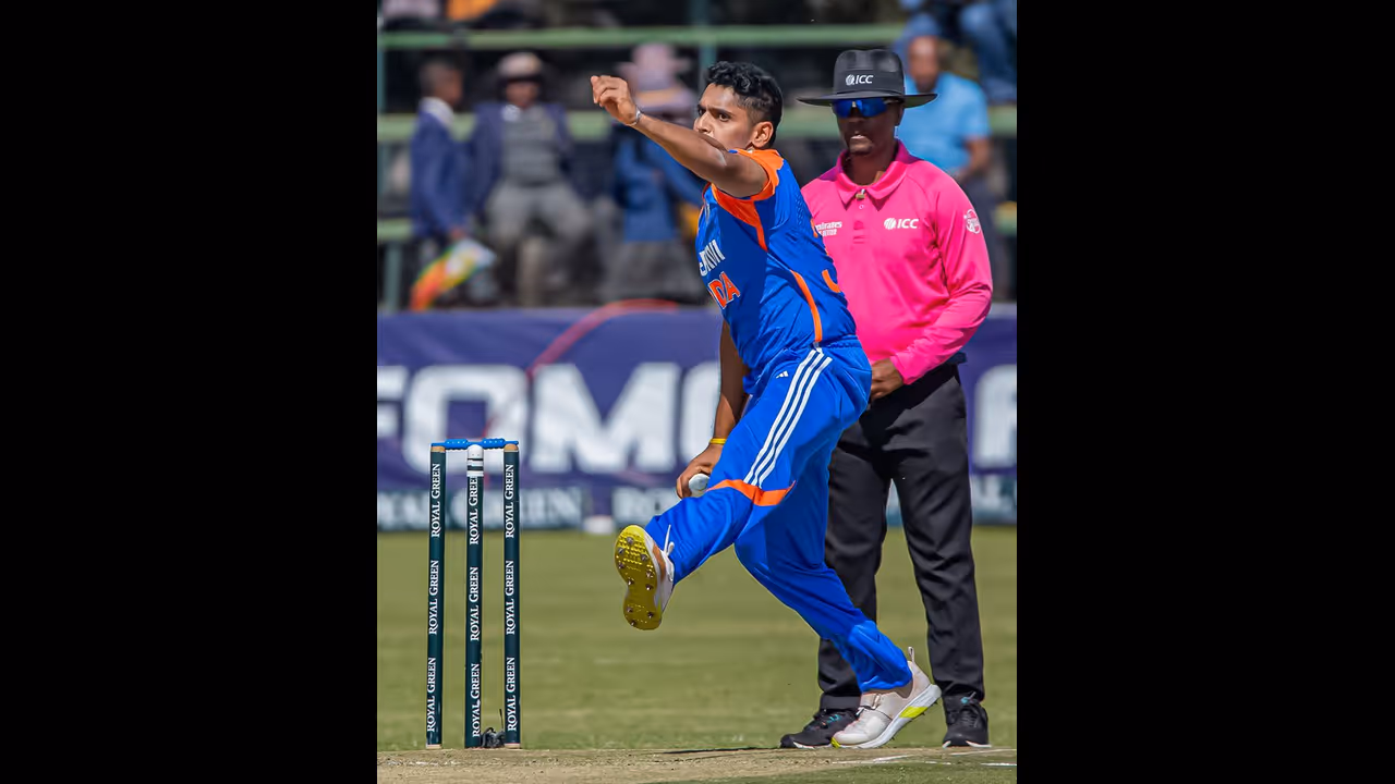 தோனி டிரைனிங்னா சும்மாவா சர்வதேச கிரிக்கெட்டில் முதல் விக்கெட்டை கைப்பற்றிய துஷார் தேஷ்பாண்டே, அபிஷேக் சர்மா