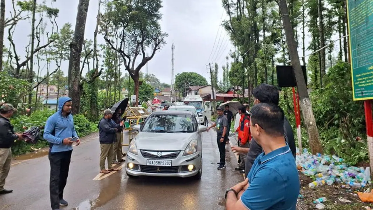Karnataka: Tourists flock during weekend monsoon break in Mullayanagiri, SP seizes alcohol, plastic bottles