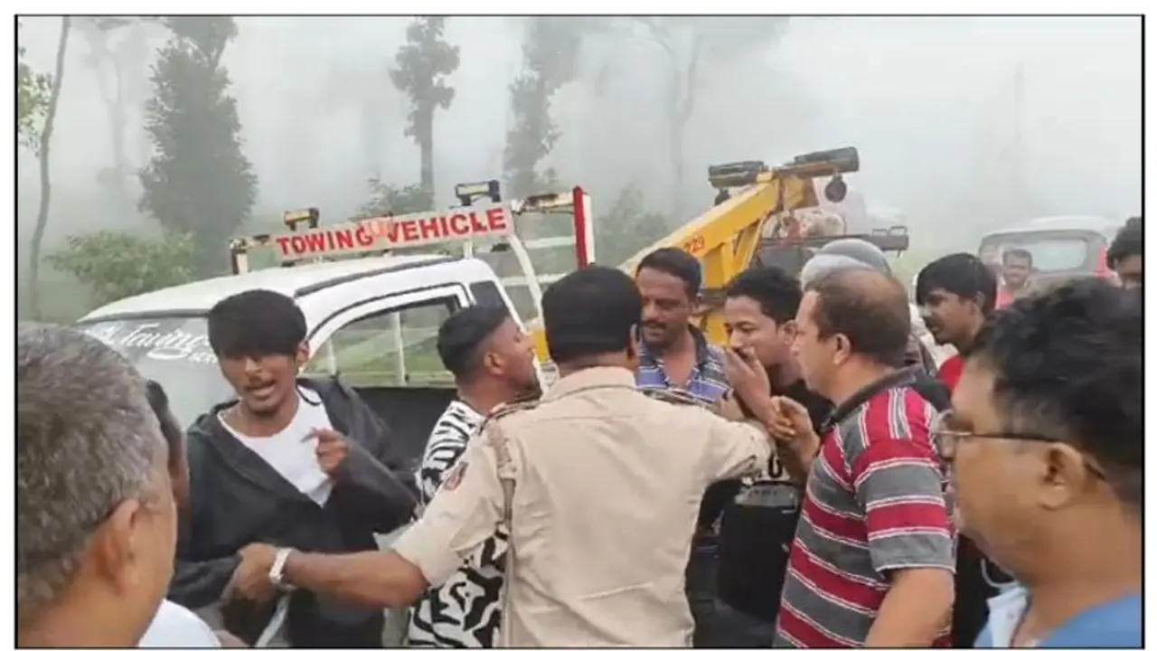 Karnataka: Drunk tourists fight, create ruckus infront of police at Charmadi Ghat in Chikkamagaluru