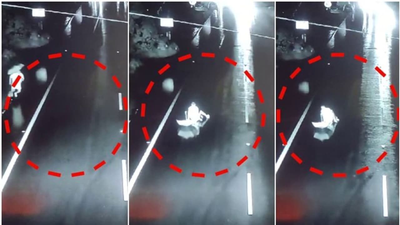 ഫുട്പാത്തിലൂടെ നടക്കവേ കാൽതെറ്റി റോഡിലേക്ക്, പാഞ്ഞെത്തിയ 2 വാഹനങ്ങളിടിച്ചു, നിർത്താതെ പോയി, ഒടുവിൽ പിടിച്ചു ഫുട്പാത്തിലൂടെ നടക്കവേ കാൽതെറ്റി റോഡിലേക്ക്, പാഞ്ഞെത്തിയ 2 വാഹനങ്ങളിടിച്ചു, നിർത്താതെ പോയി, ഒടുവിൽ പിടിച്ചു