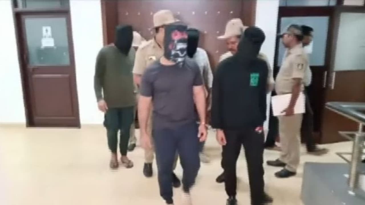 സംസ്ഥാന അതിർത്തി കടന്നും മലയാളികളുടെ മോഷണം; വാഹനപരിശോധനക്കിടെ സംശയം തോന്നി, പരിശോധനയിൽ സ്വർണമടക്കം കണ്ടെത്തി സംസ്ഥാന അതിർത്തി കടന്നും മലയാളികളുടെ മോഷണം; വാഹനപരിശോധനക്കിടെ സംശയം തോന്നി, പരിശോധനയിൽ സ്വർണമടക്കം കണ്ടെത്തി