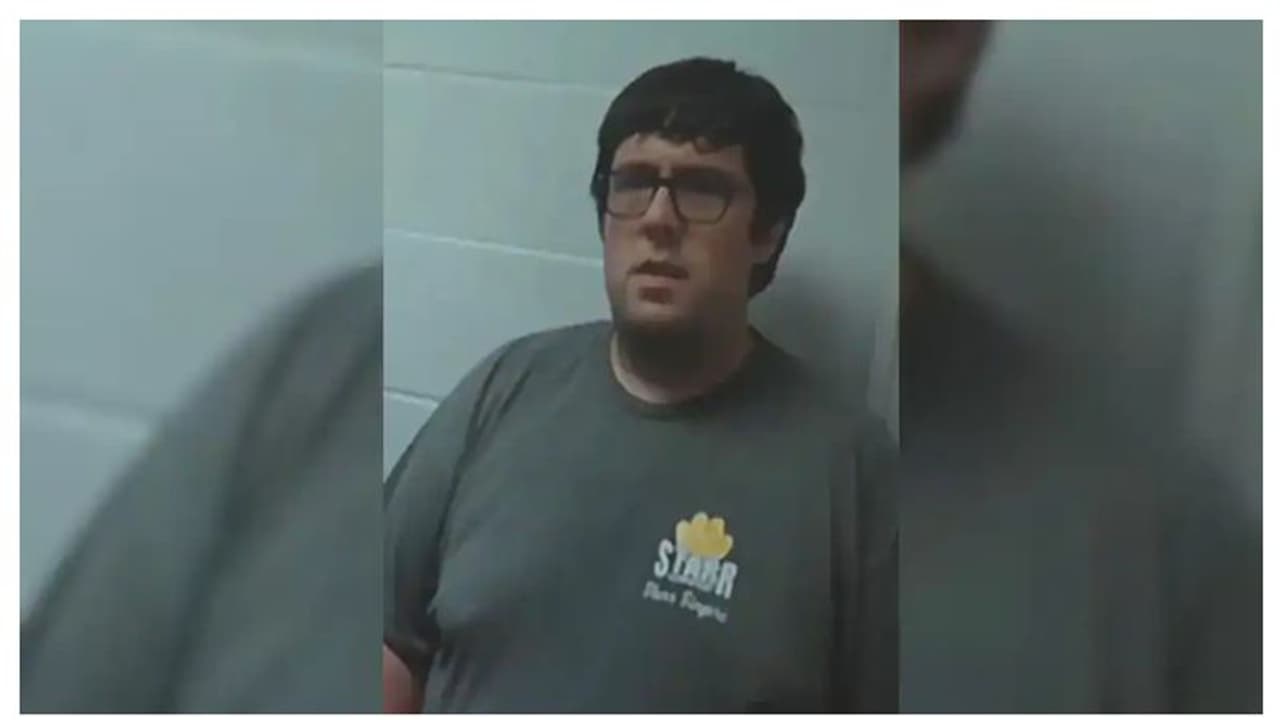 11 കാരിക്ക് നൽകിയത് 60 പ്രേമലേഖനങ്ങൾ, പള്ളിയിലടക്കം പിന്തുടർന്നു; 'ടീച്ചർ ഓഫ് ദ ഇയർ 2023' അധ്യാപകൻ അറസ്റ്റിൽ 11 കാരിക്ക് നൽകിയത് 60 പ്രേമലേഖനങ്ങൾ, പള്ളിയിലടക്കം പിന്തുടർന്നു; 'ടീച്ചർ ഓഫ് ദ ഇയർ 2023' അധ്യാപകൻ അറസ്റ്റിൽ