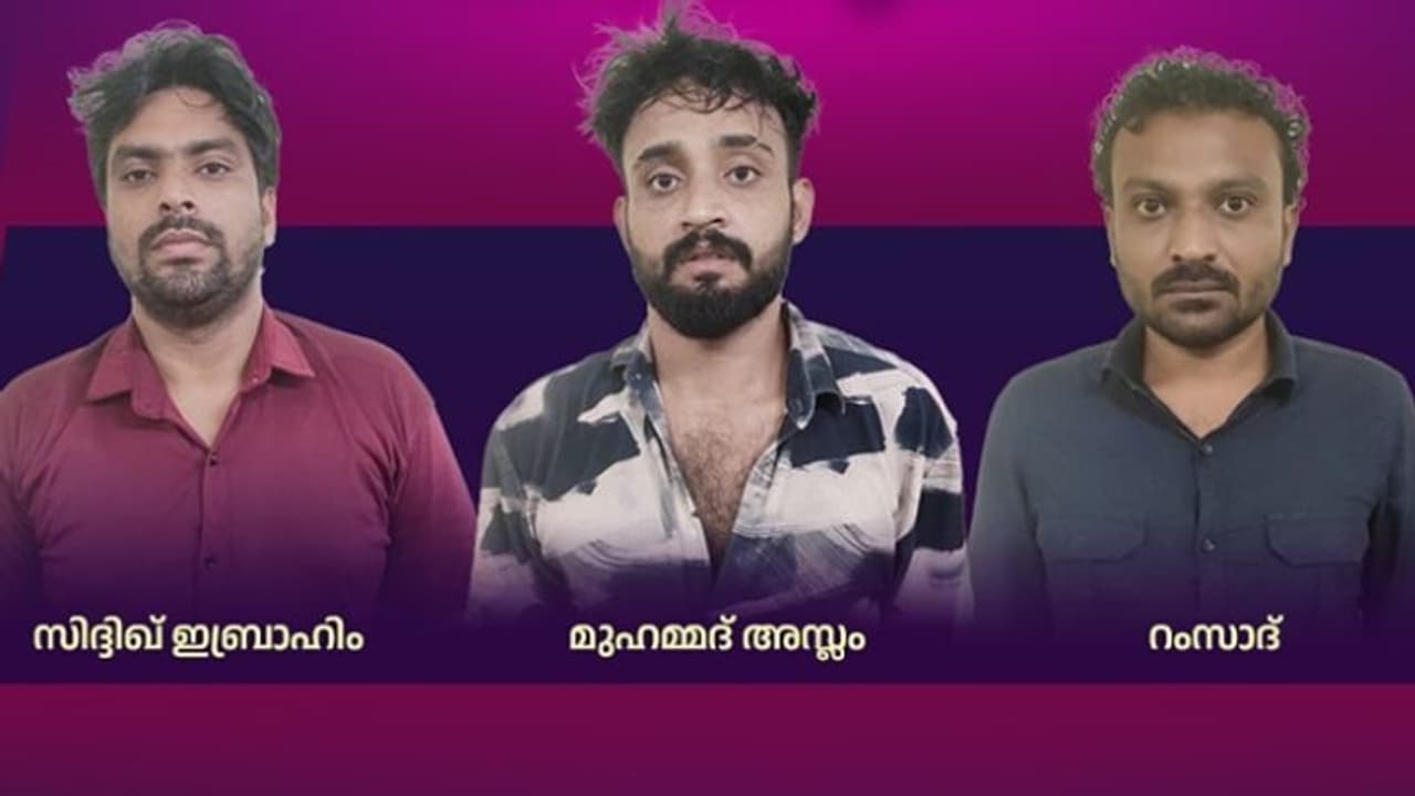 നീലേശ്വരത്തുനിന്ന് പെരുമണ്ണയിലേക്ക്, റെഡ് സ്വിഫ്റ്റ് കാറിൽ നിറച്ച 2 ചാക്ക്, യുവാക്കൾ കടത്തിയത് 20 കിലോ കഞ്ചാവ് നീലേശ്വരത്തുനിന്ന് പെരുമണ്ണയിലേക്ക്, റെഡ് സ്വിഫ്റ്റ് കാറിൽ നിറച്ച 2 ചാക്ക്, യുവാക്കൾ കടത്തിയത് 20 കിലോ കഞ്ചാവ്