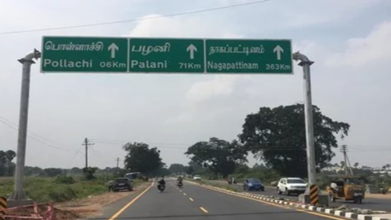 High Way.. வழி சொல்லும் பச்சை கலர் போர்டு.. ஆனா அதில் இவ்ளோ அர்த்தம் இருக்கா? அட இது தெரியாம போச்சே! High Way.. வழி சொல்லும் பச்சை கலர் போர்டு.. ஆனா அதில் இவ்ளோ அர்த்தம் இருக்கா? அட இது தெரியாம போச்சே!