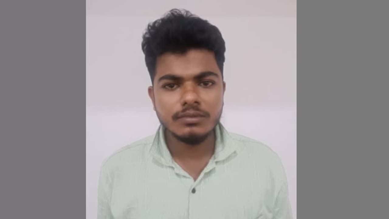 വിദ്യാര്‍ത്ഥിനിയെ പീഡിപ്പിച്ച് മൊബൈലിൽ ദൃശ്യം പകര്‍ത്തി, പ്രചരിപ്പിക്കുമെന്ന് ഭീഷണി, മദ്രസ അധ്യാപകൻ അറസ്റ്റിൽ