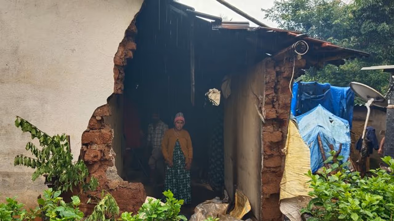 ಕೊಡಗು ಜಿಲ್ಲೆಯಾದ್ಯಂತ ಭಾರೀ ಮಳೆ: ಮನೆ ಕುಸಿತ, ಮರ, ವಿದ್ಯುತ್ ಕಂಬಗಳು ಧರೆಗೆ