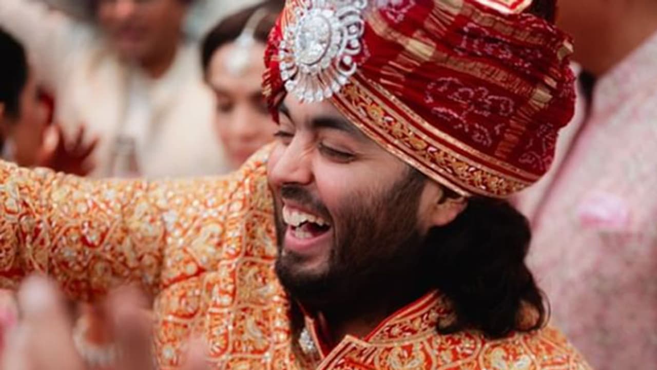 అనంత్ అంబానీ ధరించిన తలపాగా 'కల్గీ' ధర అన్ని వందల కోట్లా.. ! అనంత్ అంబానీ ధరించిన తలపాగా 'కల్గీ' ధర అన్ని వందల కోట్లా.. !