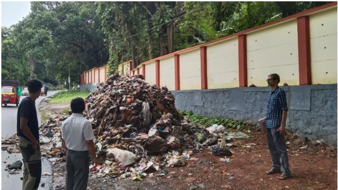 ഒരു മര്യാദയൊക്കെ വേണ്ടേ! കോഴിക്കോട് എൻഐടി ക്യാംപസിനരുകിൽ രാത്രിയിൽ ലോഡ് കണക്കിന് മാലിന്യം തള്ളി അജ്ഞാതർ ഒരു മര്യാദയൊക്കെ വേണ്ടേ! കോഴിക്കോട് എൻഐടി ക്യാംപസിനരുകിൽ രാത്രിയിൽ ലോഡ് കണക്കിന് മാലിന്യം തള്ളി അജ്ഞാതർ