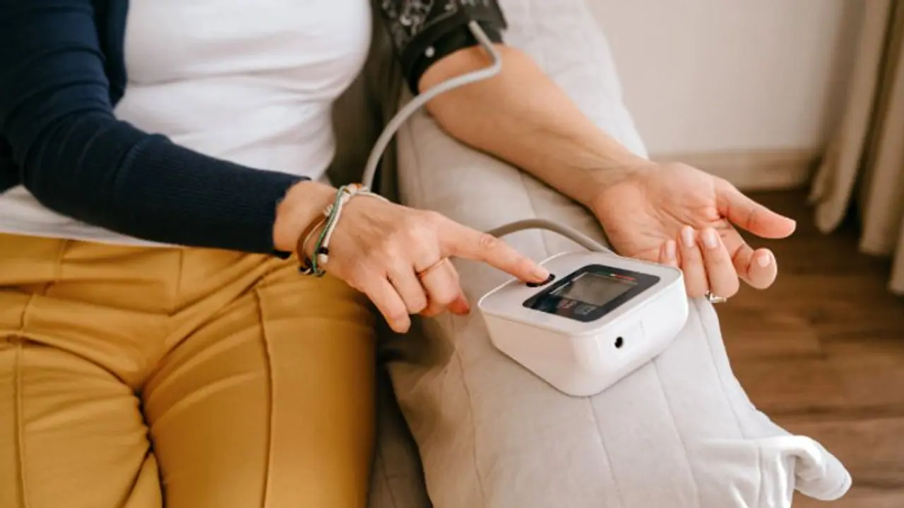 Health Tips: ഉയര്ന്ന രക്തസമ്മര്ദ്ദത്തെ കുറയ്ക്കാന് കഴിക്കേണ്ട നട്സും ഡ്രൈ ഫ്രൂട്ട്സും Health Tips: ഉയര്ന്ന രക്തസമ്മര്ദ്ദത്തെ കുറയ്ക്കാന് കഴിക്കേണ്ട നട്സും ഡ്രൈ ഫ്രൂട്ട്സും