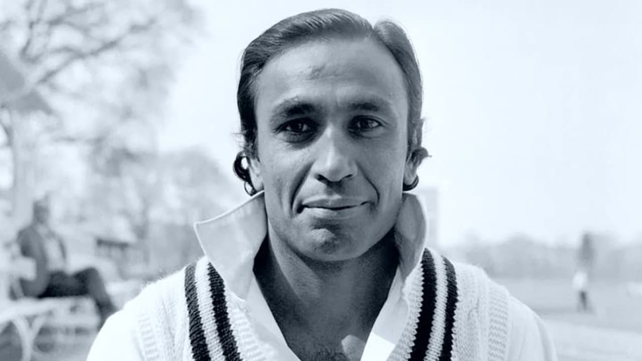 அறிமுக டெஸ்ட் கிரிக்கெட்டில் சதம் விளாசி சாதனை படைத்த பாகிஸ்தான் கிரிக்கெட் வீரர் மறைவு!