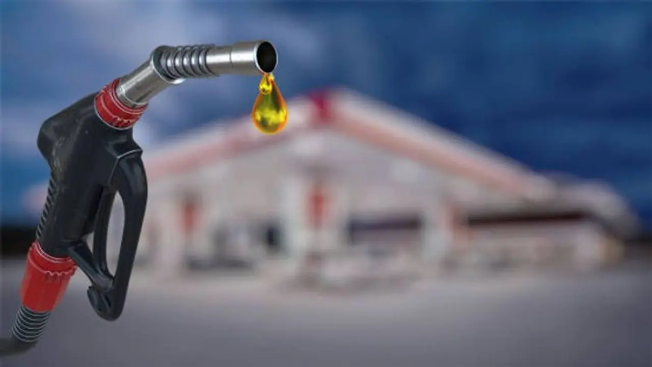 ನಿನ್ನೆಯ ದರದಲ್ಲಿ ಖರೀದಿಸಿ ಪೆಟ್ರೋಲ್ ಡೀಸೆಲ್ ; ವಾಹನ ಸವಾರರು ಕೊಂಚ ನಿರಾಳ ನಿನ್ನೆಯ ದರದಲ್ಲಿ ಖರೀದಿಸಿ ಪೆಟ್ರೋಲ್ ಡೀಸೆಲ್ ; ವಾಹನ ಸವಾರರು ಕೊಂಚ ನಿರಾಳ