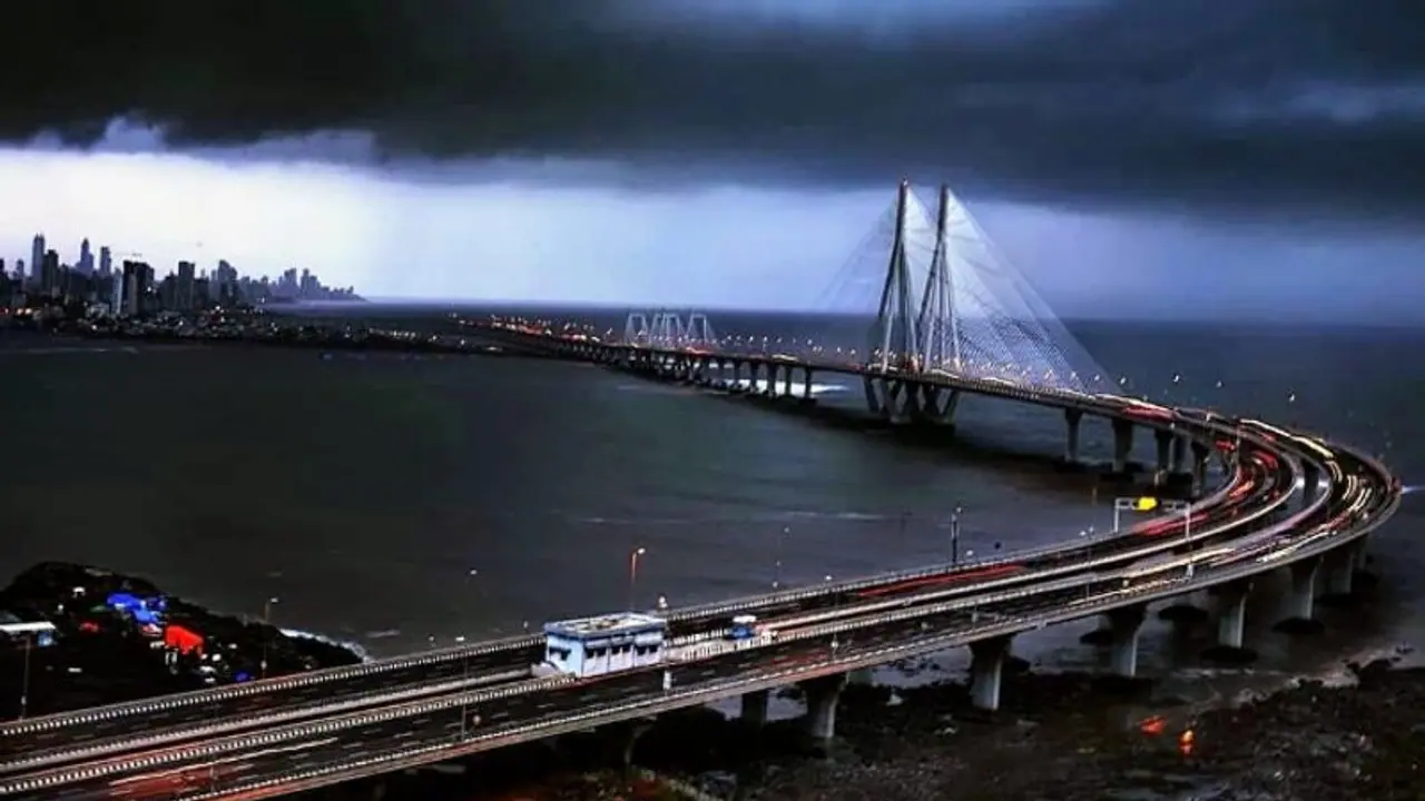 കടൽപ്പാലത്തിൽ ആഡംബര കാറുകളുടെ റേസിംഗ്, ഇരയായത് ടാക്സി കാർ, തകർന്ന് ബിഎംഡബ്ല്യുവും ബെൻസും, അറസ്റ്റ് 