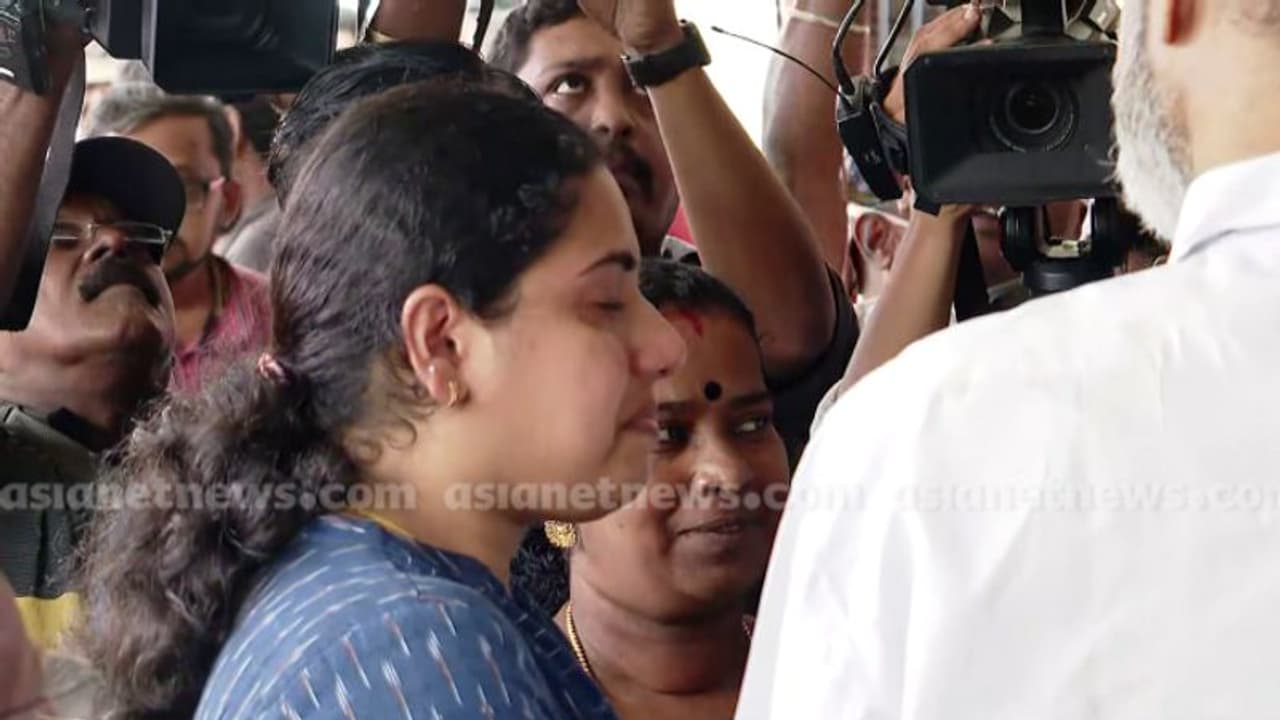 ജോയിയുടെ മരണം: എംഎൽഎയ്ക്ക് മുന്നിൽ വിങ്ങിപ്പൊട്ടി മേയര് ആര്യാ രാജേന്ദ്രൻ, ആശ്വസിപ്പിച്ച് പാറശാല എംഎൽഎ ജോയിയുടെ മരണം: എംഎൽഎയ്ക്ക് മുന്നിൽ വിങ്ങിപ്പൊട്ടി മേയര് ആര്യാ രാജേന്ദ്രൻ, ആശ്വസിപ്പിച്ച് പാറശാല എംഎൽഎ