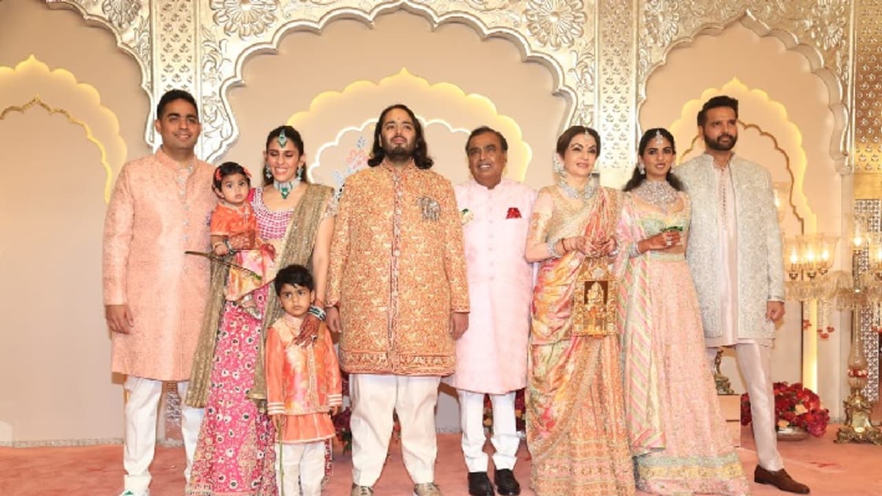 ಸೊಸೆಗೇ ಗೊತ್ತಿರೋ ಸಂಪ್ರದಾಯ ಅತ್ತೆಗೆ ಗೊತ್ತಿಲ್ವಾ? ಭಕ್ತರಿಗೆ ಪ್ರಸಾದವೆಸೆದು ಟ್ರೋಲ್ ಆದ ನೀತಾ ಅಂಬಾನಿ!