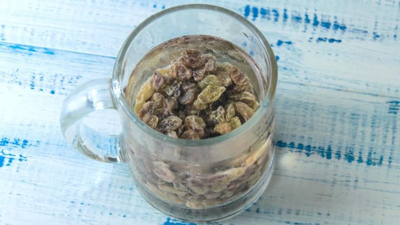 ഉണക്കമുന്തിരിയിട്ട് തിളപ്പിച്ച വെള്ളം പതിവാക്കൂ, ഗുണങ്ങളിതാ... ഉണക്കമുന്തിരിയിട്ട് തിളപ്പിച്ച വെള്ളം പതിവാക്കൂ, ഗുണങ്ങളിതാ...