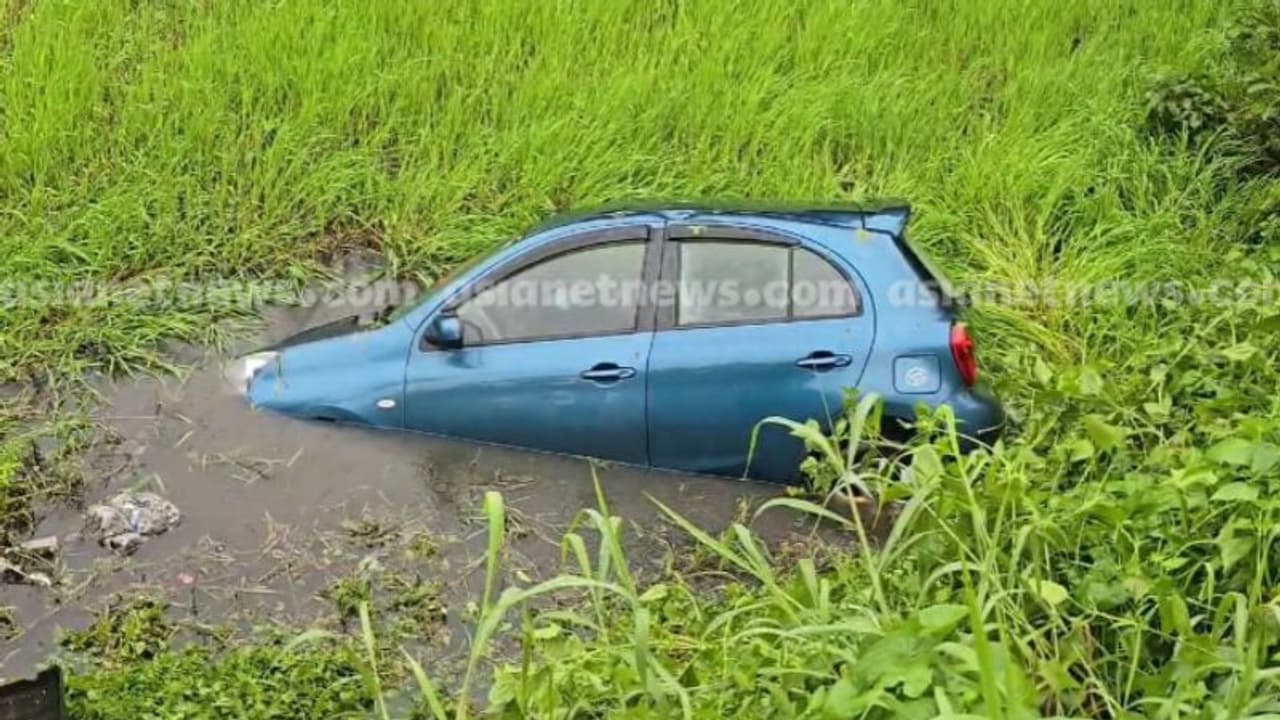 എതിരെ വന്ന വാഹനത്തിന് സൈഡ് കൊടുക്കാൻ പുറകോട്ടെടുത്തു: ബാങ്ക് മാനേജറുടെ കാര് തോട്ടിലേക്ക് വീണു; രക്ഷിച്ചു എതിരെ വന്ന വാഹനത്തിന് സൈഡ് കൊടുക്കാൻ പുറകോട്ടെടുത്തു: ബാങ്ക് മാനേജറുടെ കാര് തോട്ടിലേക്ക് വീണു; രക്ഷിച്ചു