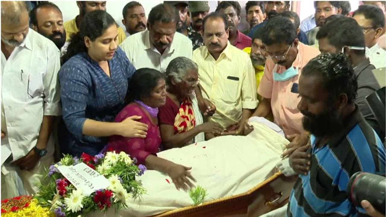 എല്ലാ ദിവസവും പലഹാരപൊതിയുമായി വരുന്ന മകൻ ഇനിയില്ല; ജോയിയുടെ വേര്പാടിൽ മനംതകര്ന്ന് അമ്മ എല്ലാ ദിവസവും പലഹാരപൊതിയുമായി വരുന്ന മകൻ ഇനിയില്ല; ജോയിയുടെ വേര്പാടിൽ മനംതകര്ന്ന് അമ്മ