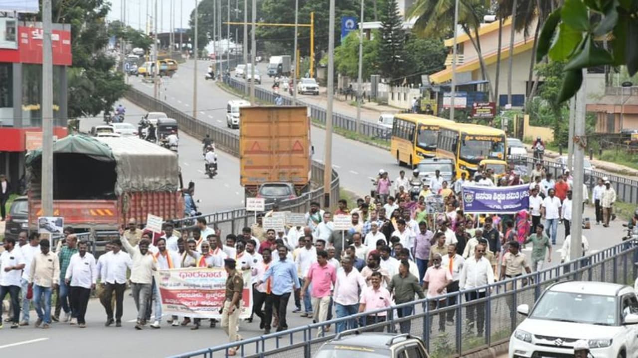 ಬಿಆರ್ಟಿಎಸ್ ರಸ್ತೆಯಲ್ಲಿ ಇತರ ವಾಹನಗಳಿಗೆ ಅವಕಾಶ ಕಲ್ಪಿಸಿ: ಧಾರವಾಡ ಧ್ವನಿಯಿಂದ ಪಾದಯಾತ್ರೆ ಬಿಆರ್ಟಿಎಸ್ ರಸ್ತೆಯಲ್ಲಿ ಇತರ ವಾಹನಗಳಿಗೆ ಅವಕಾಶ ಕಲ್ಪಿಸಿ: ಧಾರವಾಡ ಧ್ವನಿಯಿಂದ ಪಾದಯಾತ್ರೆ