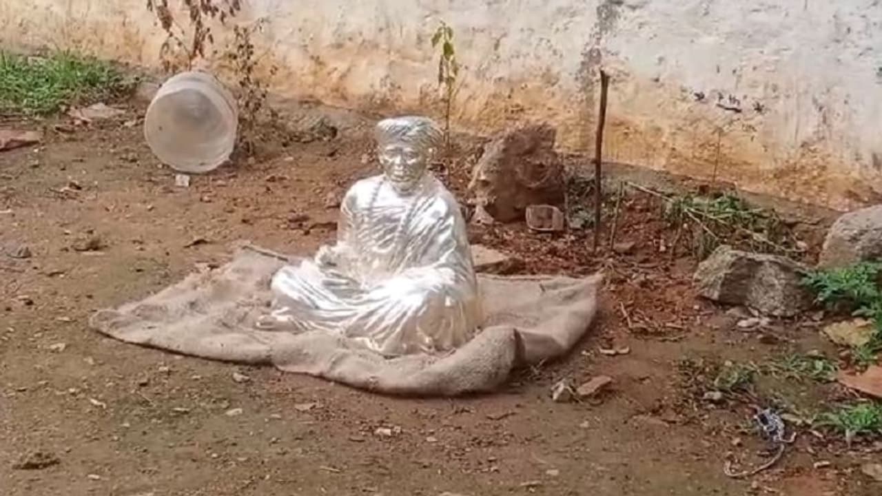 ಮುರುಘಾ ಮಠದಲ್ಲಿ ಕಳುವಾಗಿದ್ದ ಬೆಳ್ಳಿ ಪುತ್ಥಳಿ ದಿಢೀರ್ ಪ್ರತ್ಯಕ್ಷ: ಗೋಣಿ ಚೀಲದಲ್ಲಿ ತಂದಿಟ್ಟು ಕಳ್ಳರು ಪರಾರಿ