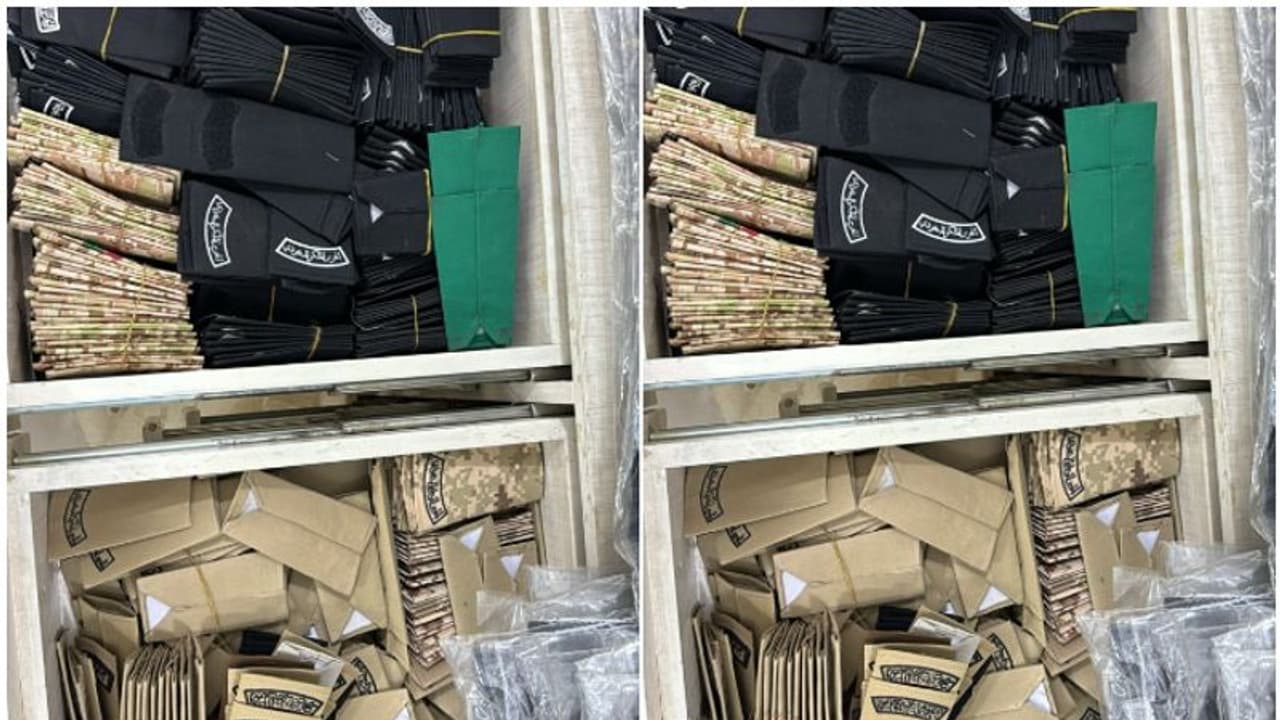 40,000 സൈനിക റാങ്കുകളും 230 സൈനിക യൂനിഫോമുകളും; റിയാദിൽ വ്യാജ മിലിട്ടറി യൂണിഫോം നിർമാണ കേന്ദ്രം കണ്ടെത്തി 40,000 സൈനിക റാങ്കുകളും 230 സൈനിക യൂനിഫോമുകളും; റിയാദിൽ വ്യാജ മിലിട്ടറി യൂണിഫോം നിർമാണ കേന്ദ്രം കണ്ടെത്തി