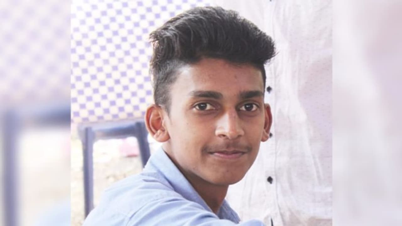 ആര്യംമ്പാവിൽ തീ കൊളുത്തിയ യുവാവ് മരിച്ചു; ആശുപത്രിയിലേക്ക് മാറ്റിയെങ്കിലും മരണത്തിന് കീഴടങ്ങി ആര്യംമ്പാവിൽ തീ കൊളുത്തിയ യുവാവ് മരിച്ചു; ആശുപത്രിയിലേക്ക് മാറ്റിയെങ്കിലും മരണത്തിന് കീഴടങ്ങി