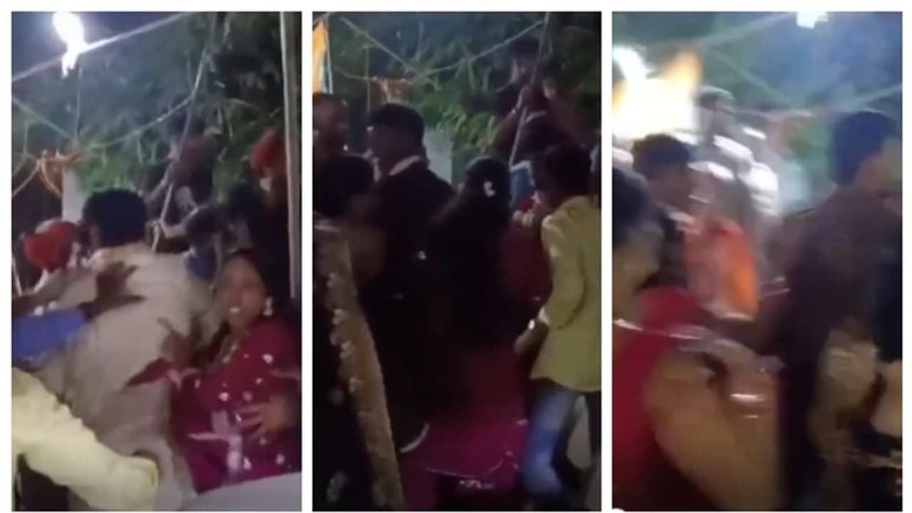 സദ്യയ്ക്ക് മീൻകറിയില്ല; യുപിയിൽ വധുവിനെയും കുടുംബത്തെയും വളഞ്ഞിട്ട് തല്ലുന്ന വരനും കുടുംബവും, വീഡിയോ വൈറൽ സദ്യയ്ക്ക് മീൻകറിയില്ല; യുപിയിൽ വധുവിനെയും കുടുംബത്തെയും വളഞ്ഞിട്ട് തല്ലുന്ന വരനും കുടുംബവും, വീഡിയോ വൈറൽ