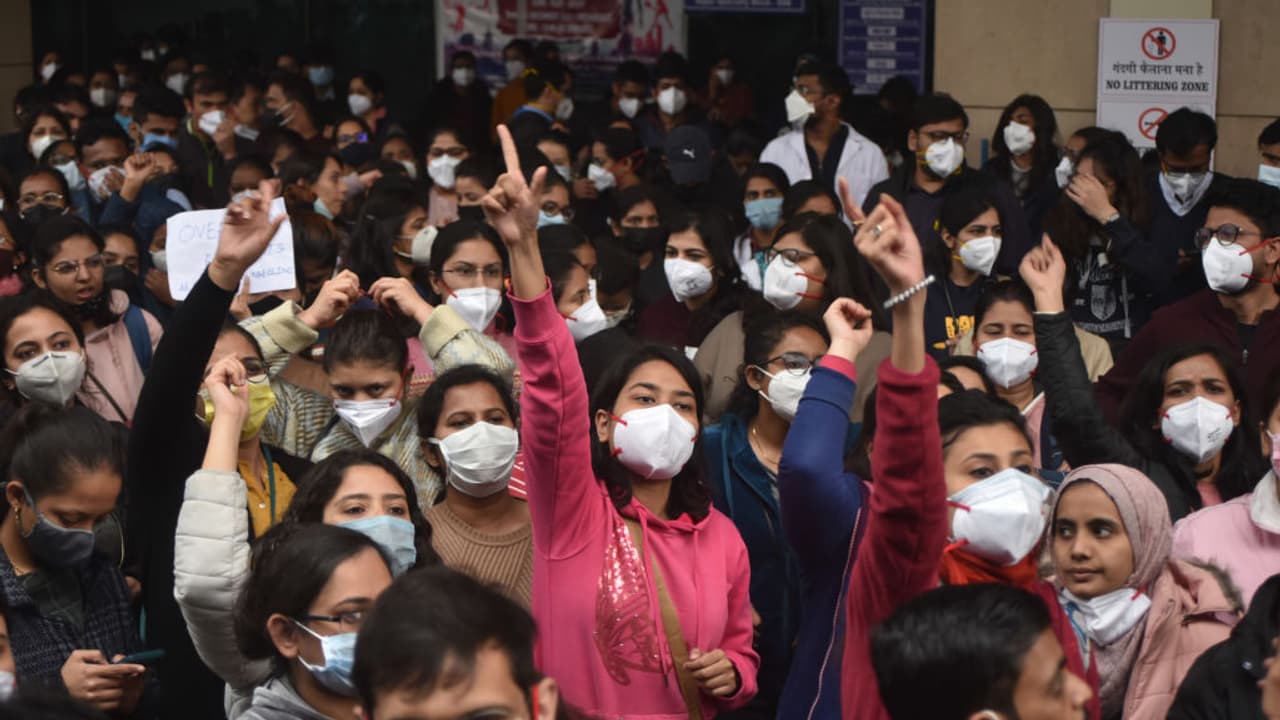 13 പ്രതികൾ, നീറ്റ് ചോദ്യപേപ്പർ ചോർച്ച കേസിൽ സിബിഐ ആദ്യ കുറ്റപത്രം സമർപ്പിച്ചു 13 പ്രതികൾ, നീറ്റ് ചോദ്യപേപ്പർ ചോർച്ച കേസിൽ സിബിഐ ആദ്യ കുറ്റപത്രം സമർപ്പിച്ചു