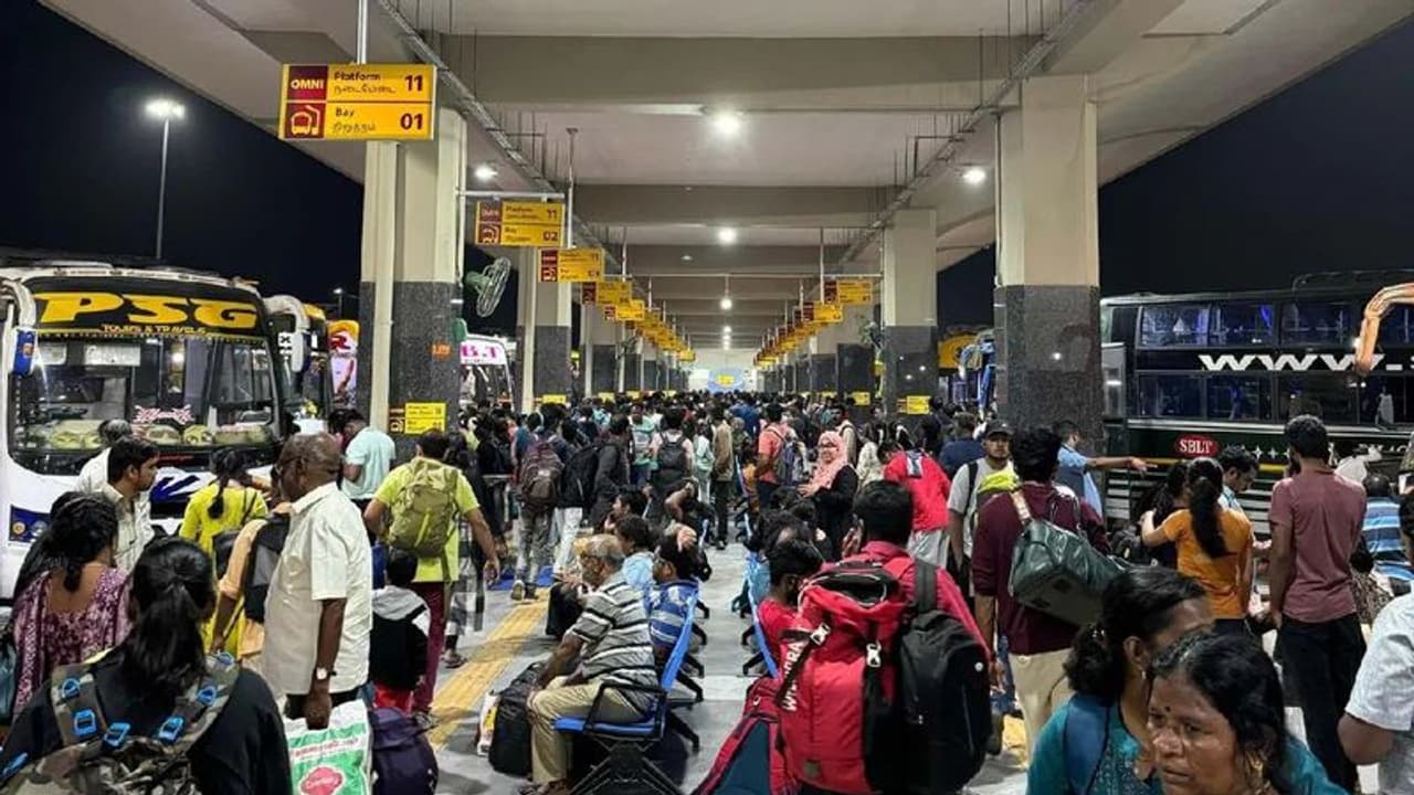 30 வயது பெண்ணுடன் ஓட்டம் பிடித்த 15 வயது சிறுவன்; பேருந்து நிலையத்தில் சுத்துபோட்ட உறவினர்கள்