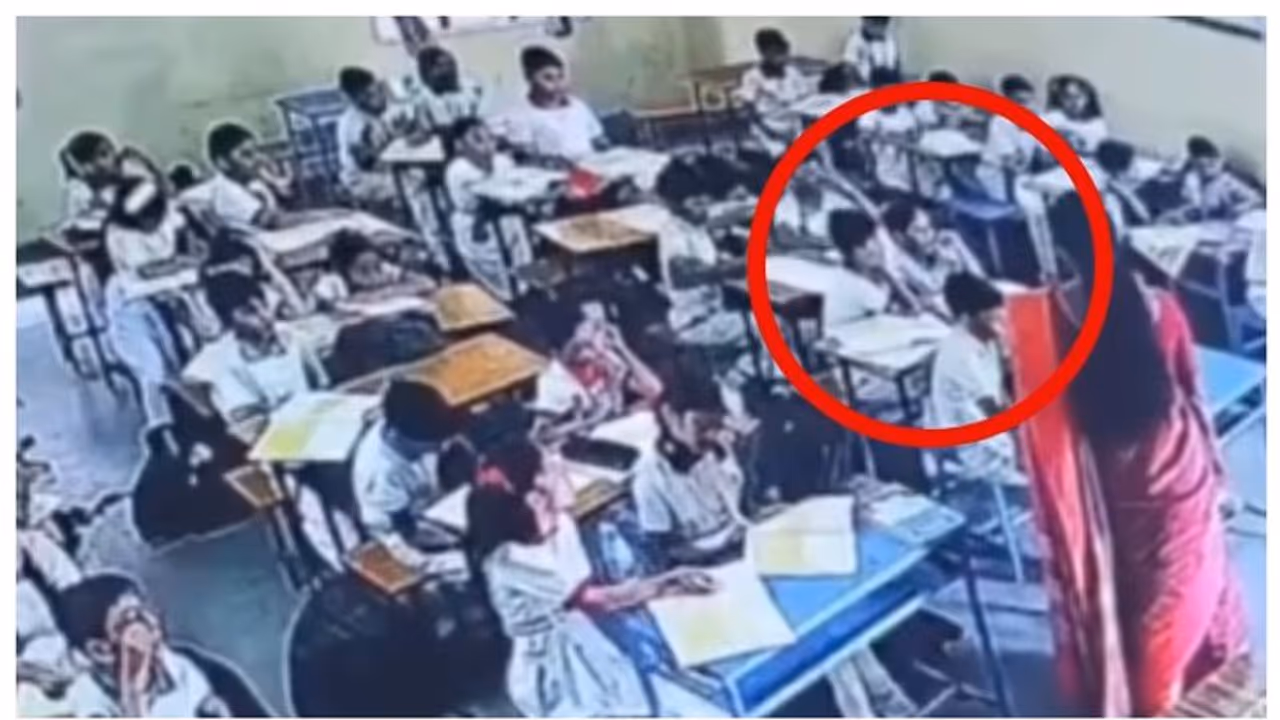 ഞെട്ടിക്കുന്ന വീഡിയോ; മധ്യപ്രദേശില്‍ ക്ലാസ് എടുക്കുന്നതിനിടെ സീലിങ് ഫാന്‍ പൊട്ടി കുട്ടിയുടെ ദേഹത്ത് വീണു