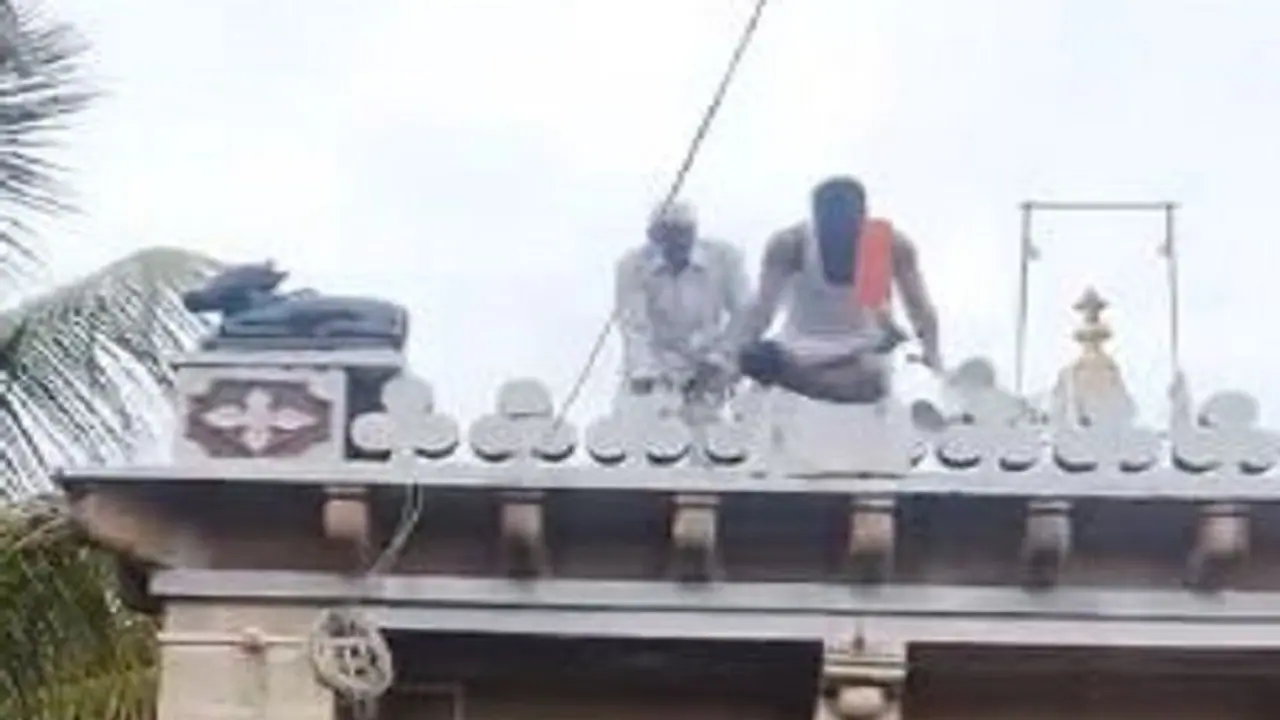 ವಿಜಯಪುರದಲ್ಲಿ ಮೂಢನಂಬಿಕೆ ಆಚರಣೆ ಇನ್ನೂ ಜೀವಂತ: ದೇಗುಲದ ಮೇಲಿಂದ ಮಗು ಎಸೆದ ಅರ್ಚಕ..!