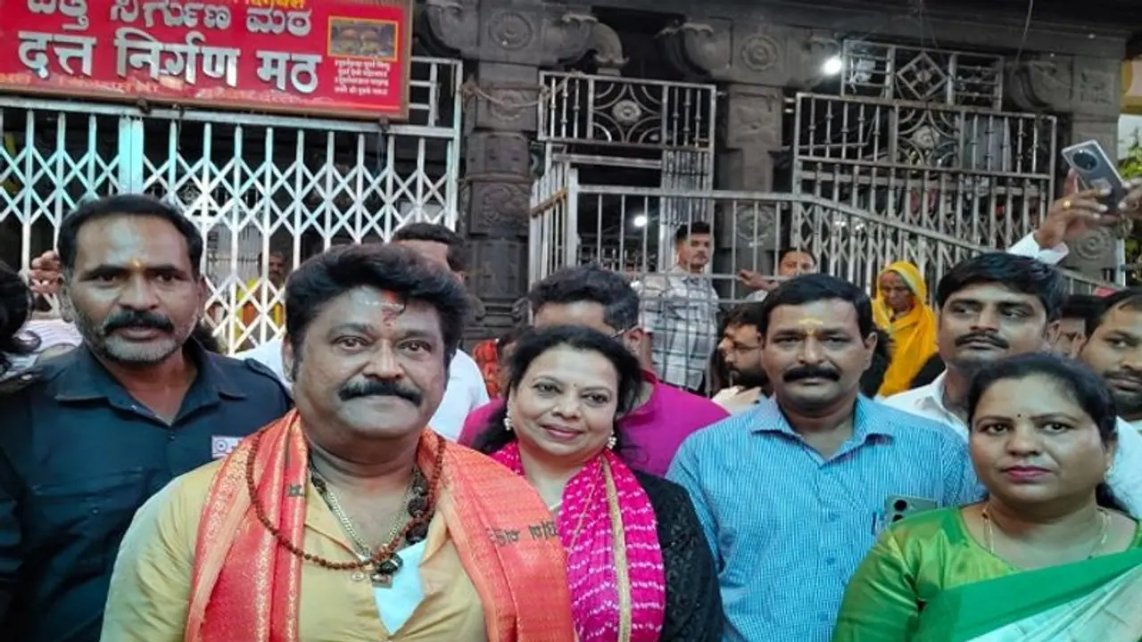 ಕಲಬುರಗಿ: ಕುಟುಂಬ ಸಮೇತ ನಟ ಜಗ್ಗೇಶ್‌ ಗಾಣಗಾಪೂರದ ದತ್ತಾತ್ರೇಯ ದೇವಸ್ಥಾನಕ್ಕೆ ಭೇಟಿ 