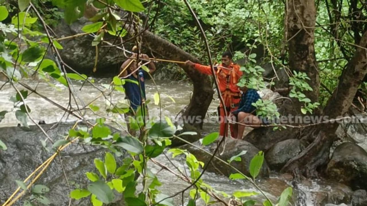 പോകരുതെന്ന് പറഞ്ഞിട്ടും കണ്ണുവെട്ടിച്ച് പോയി, സീതാർകുണ്ട് വെള്ളച്ചാട്ടത്തിൽ കുടുങ്ങി; ഒടുവിൽ രക്ഷപ്പെടുത്തി പോകരുതെന്ന് പറഞ്ഞിട്ടും കണ്ണുവെട്ടിച്ച് പോയി, സീതാർകുണ്ട് വെള്ളച്ചാട്ടത്തിൽ കുടുങ്ങി; ഒടുവിൽ രക്ഷപ്പെടുത്തി