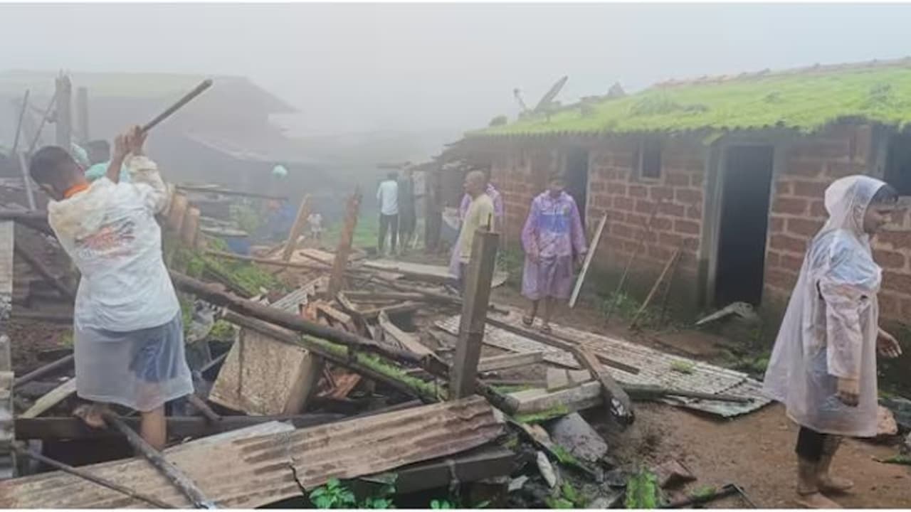കോലാപ്പുർ വിശാൽഗഡ് കോട്ടയിൽ കയ്യേറ്റം ഒഴിപ്പിക്കുന്നതിനിടെ വൻ സംഘർഷം, 21 പേർ അറസ്റ്റിൽ, 500 പേർക്കെതിരെ കേസ് കോലാപ്പുർ വിശാൽഗഡ് കോട്ടയിൽ കയ്യേറ്റം ഒഴിപ്പിക്കുന്നതിനിടെ വൻ സംഘർഷം, 21 പേർ അറസ്റ്റിൽ, 500 പേർക്കെതിരെ കേസ്
