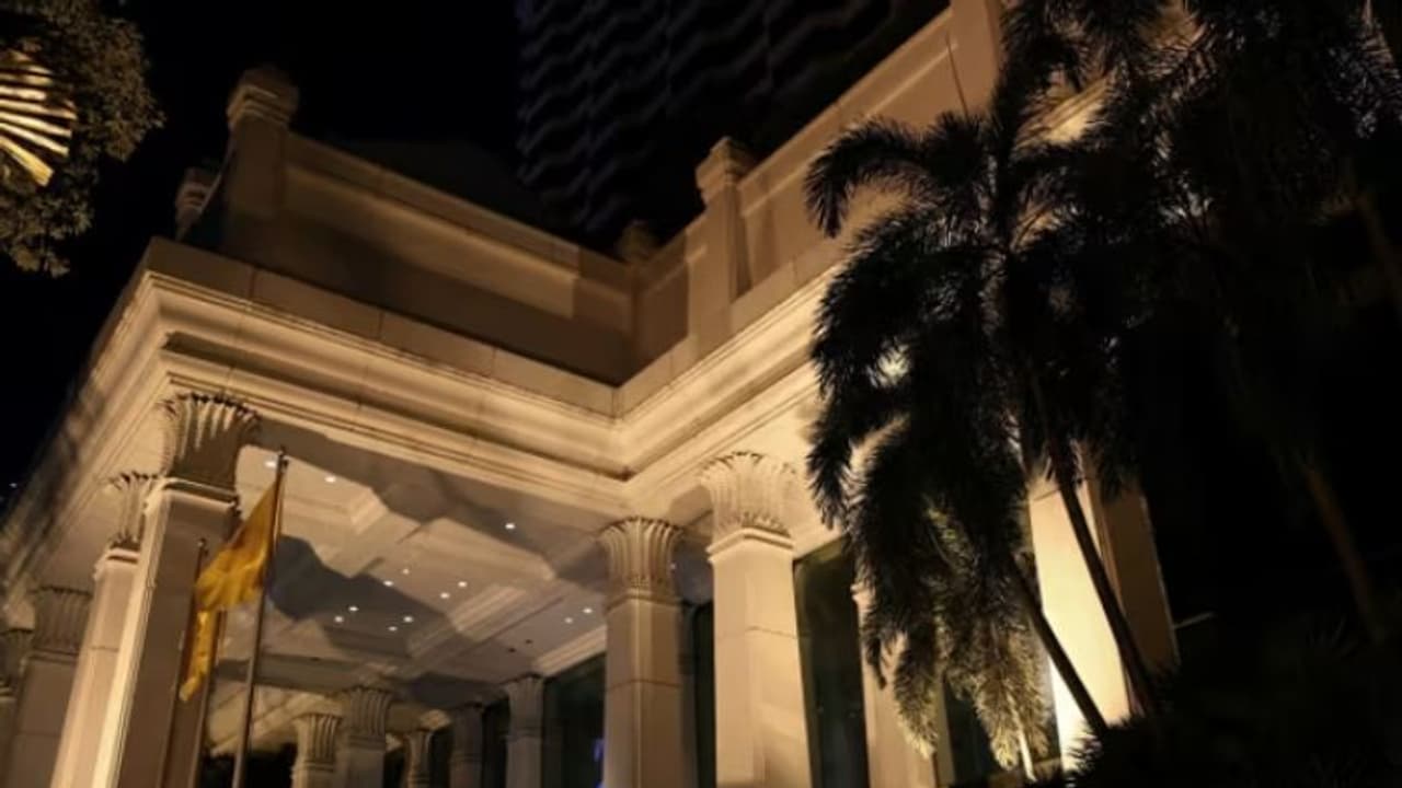 പഞ്ചനക്ഷത്ര ഹോട്ടൽമുറിയിൽ മൂന്ന് പുരുഷന്മാരുടെയും മൂന്ന് സ്ത്രീകളുടെയും മൃതദേഹം, ദുരൂഹത നീങ്ങുന്നില്ല